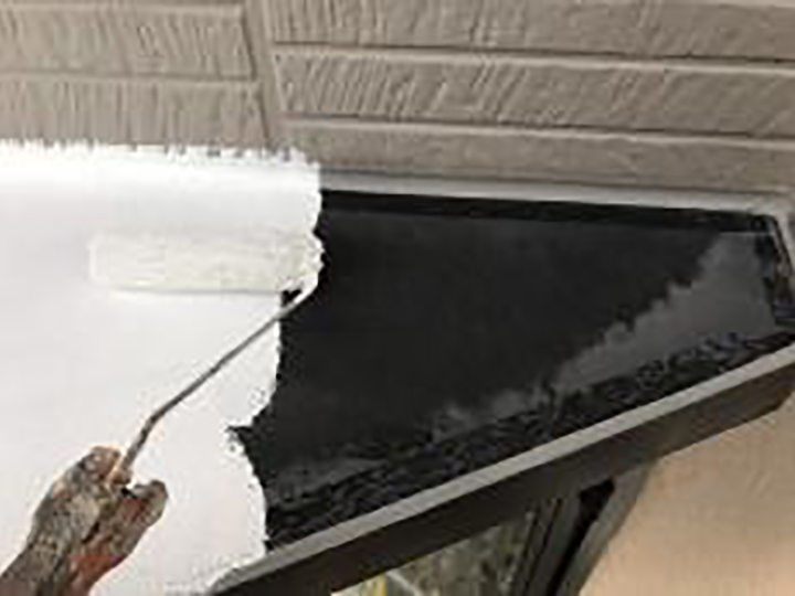 出窓天端に専用プライマーを塗布します。<br />
塩ビ鋼板の為、専用プライマーを塗布します。