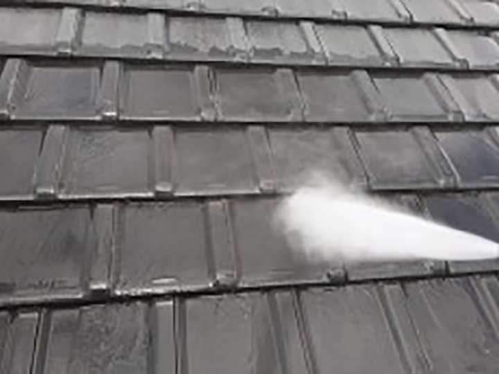 屋根を高圧ジェットで洗浄します。（サービス）