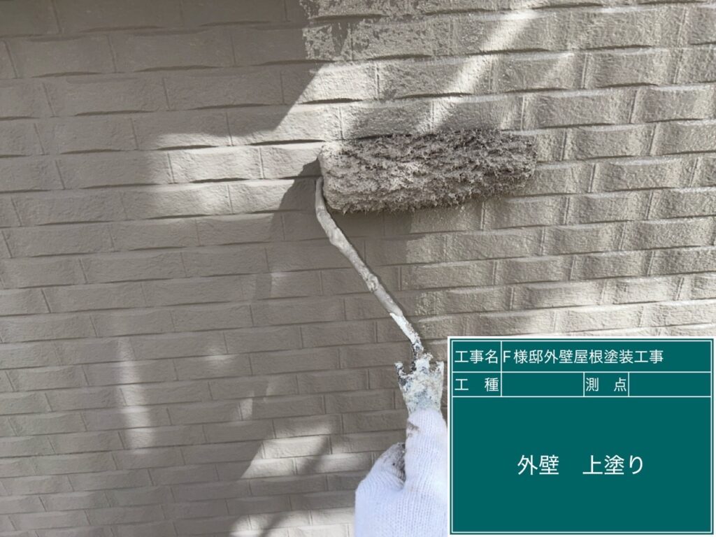 アクセント壁の上塗を行います。