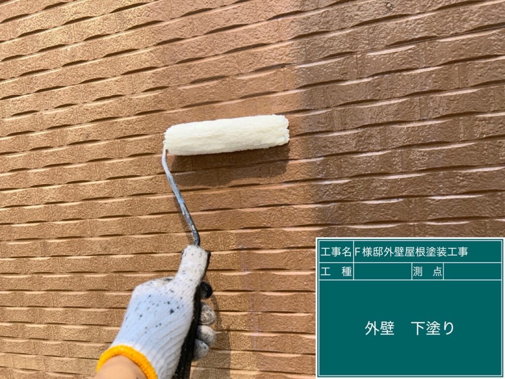 アクセント壁の下塗りを行います。