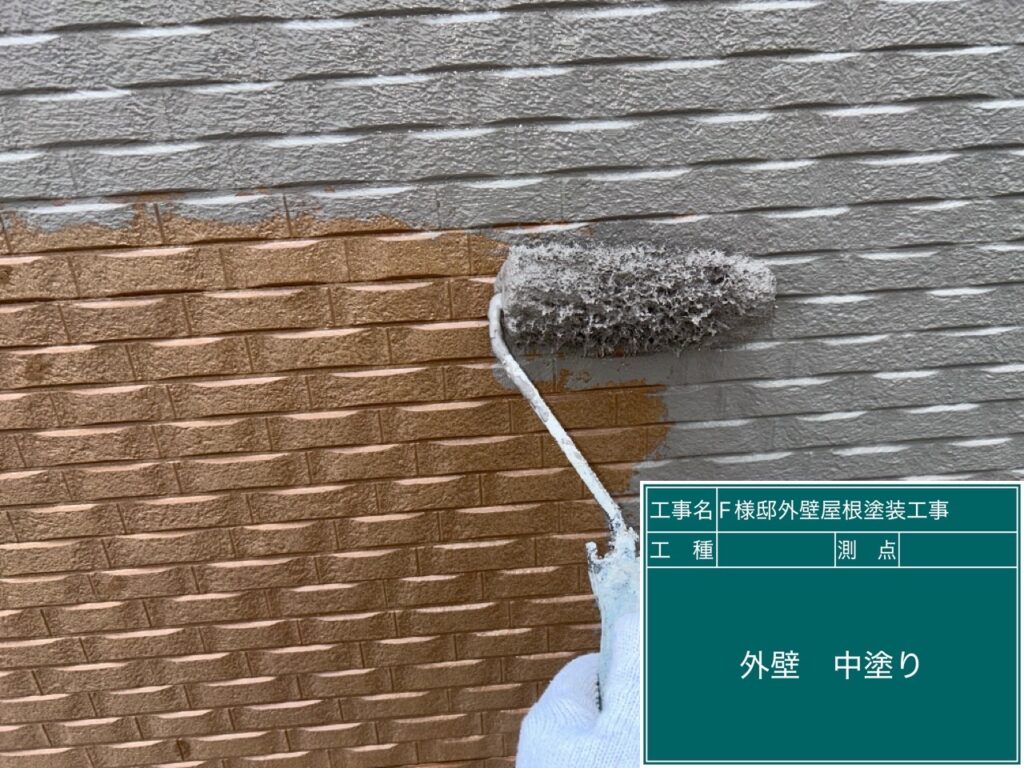 アクセント壁の中塗りを行います。