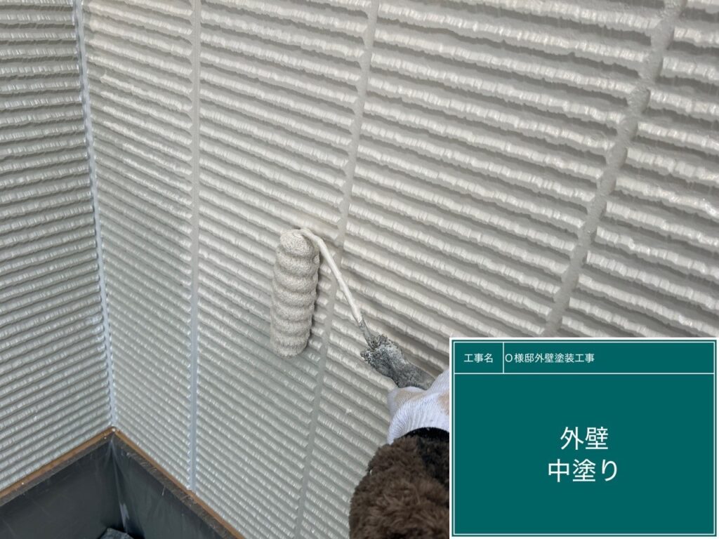 中塗りを行います。