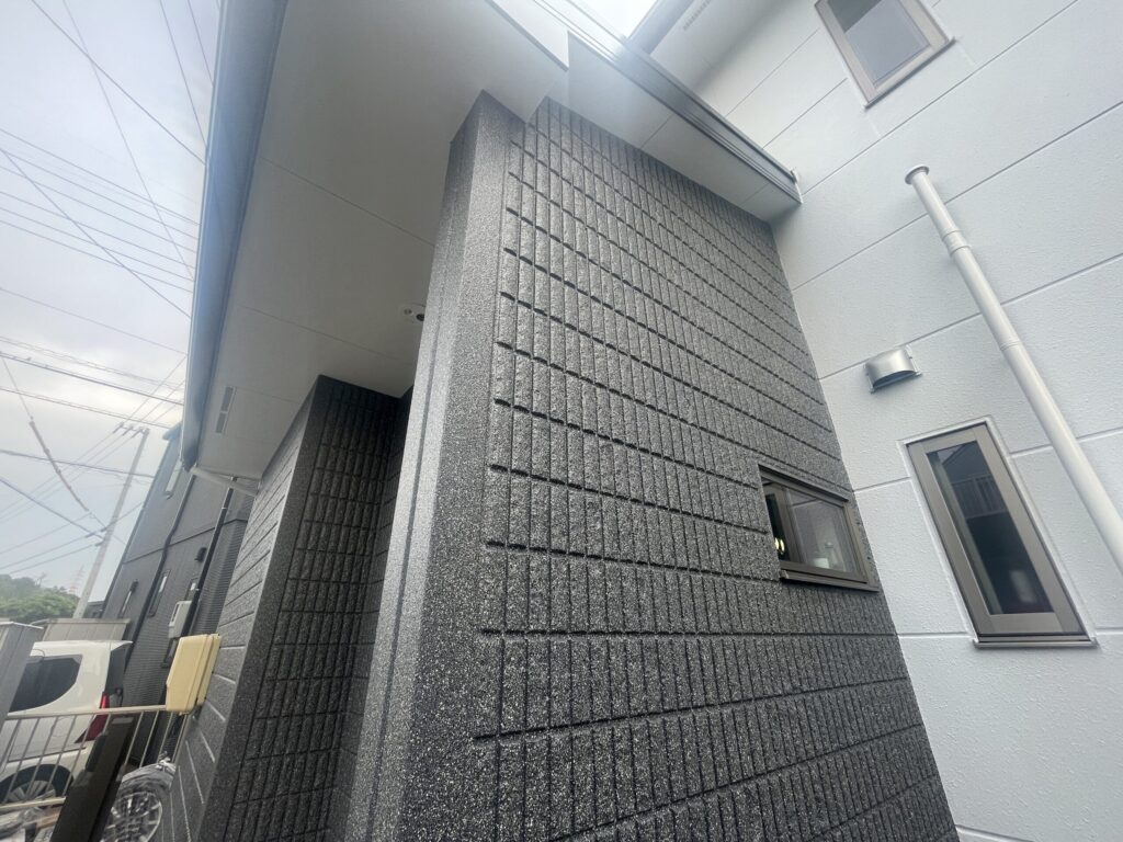 玄関回りはネオフレッシュティアラの高級感あふれる仕上がりとなりました。