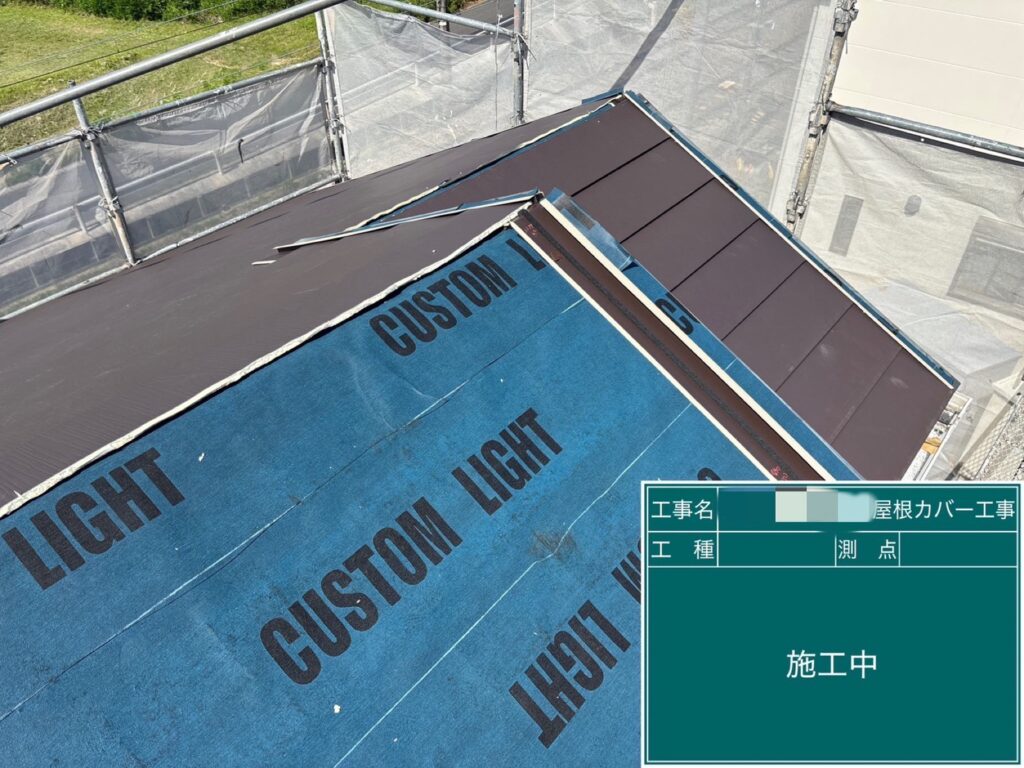 防水紙を取り付けます。