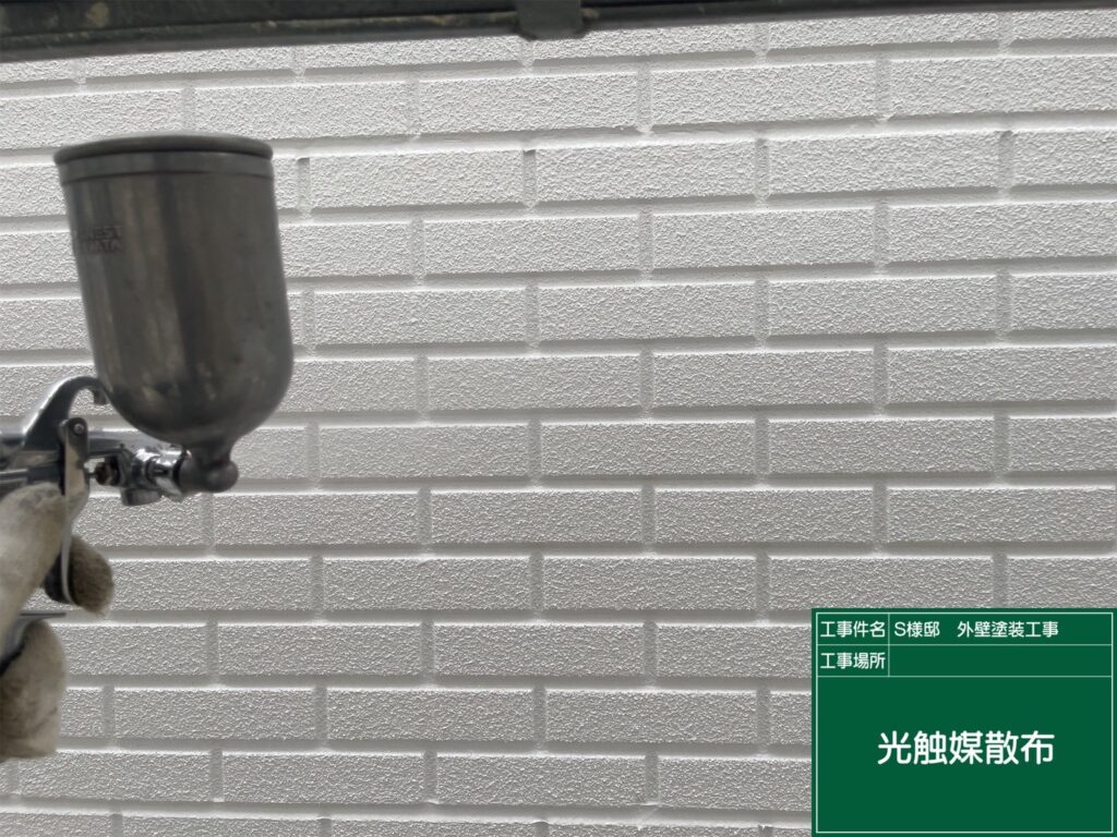 外壁に仕上げ材の光触媒プロテクトコーティング（クリスタルシーズンtg）を塗布します。