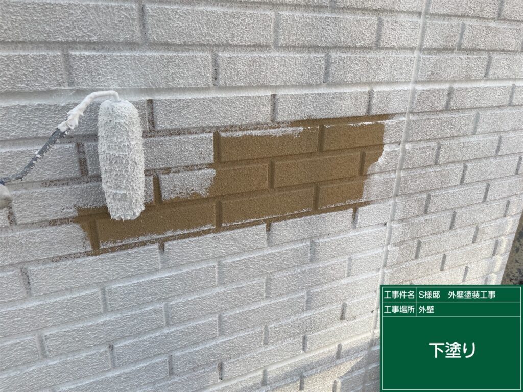 壁の下塗りを行います。