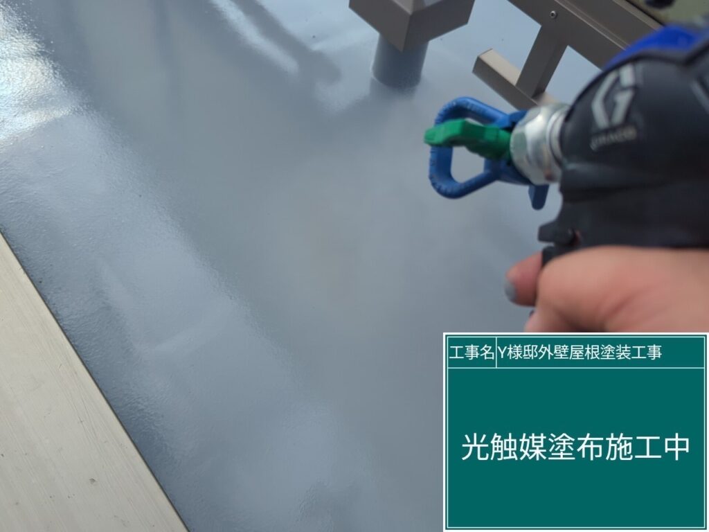 バルコニー床に仕上げ材の光触媒プロテクトコーティング（クリスタルシーズンtg）を塗布します。