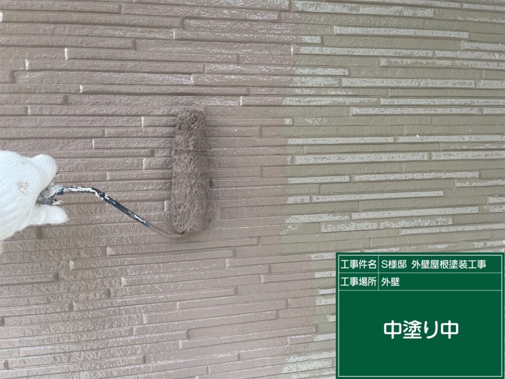 中塗りを行います。