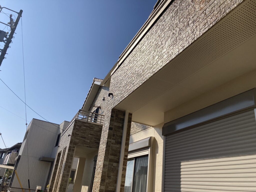 経年劣化で剥がれが目立った軒天部分もしっかりと塗装で施工できました☆