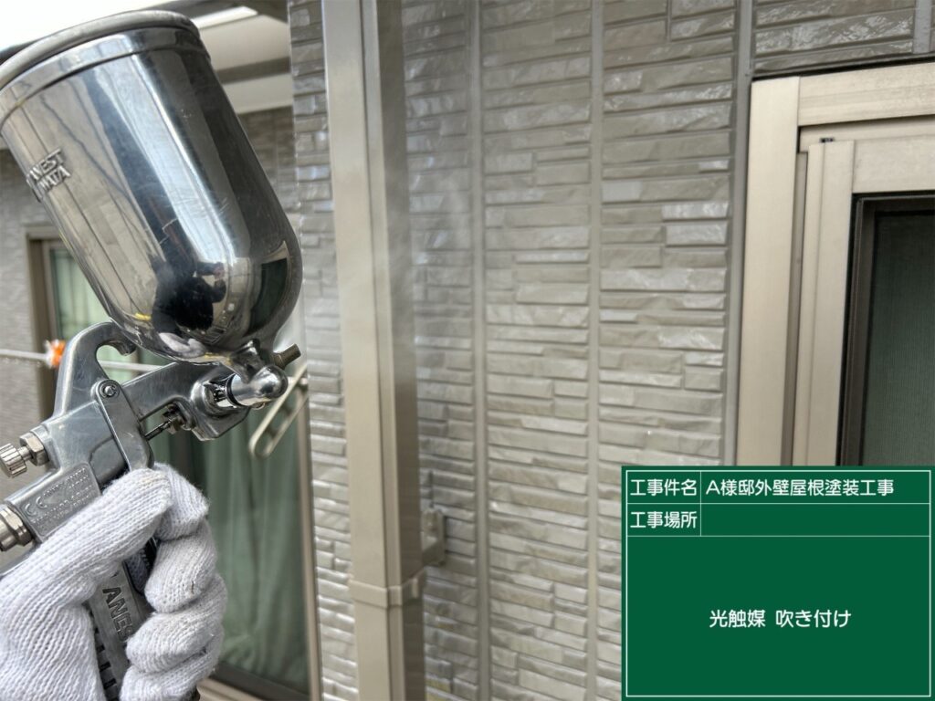 窓周りの光触媒プロテクトコーティング（クリスタルシーズンtg）を塗布します。