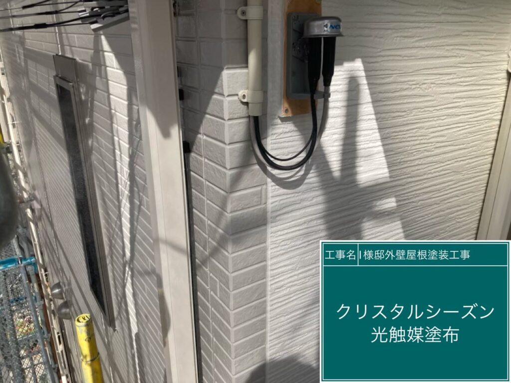 竪樋に仕上げ材の光触媒プロテクトコーティング（クリスタルシーズンtg）を塗布します