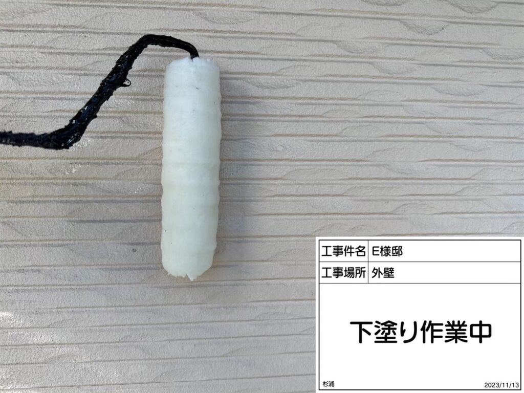 1F外壁の下塗りを行います