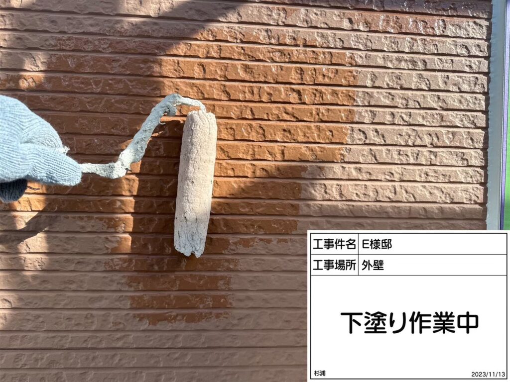 2F外壁の下塗りを行います