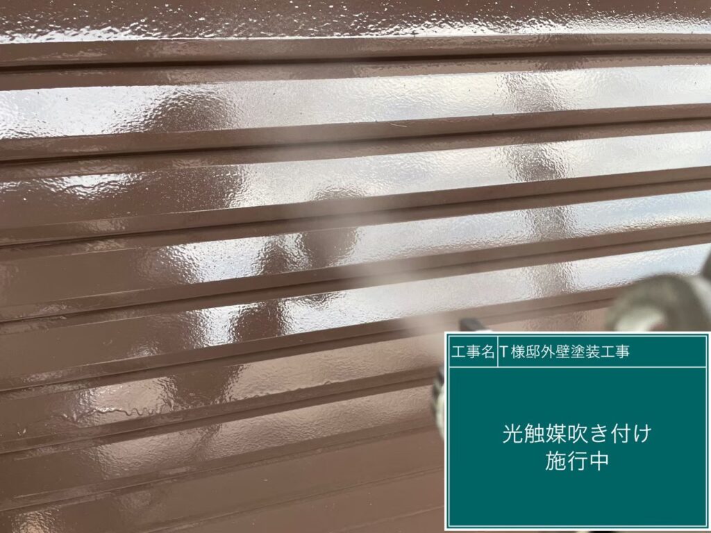 雨戸に仕上げ材の光触媒プロテクトコーティング（クリスタルシーズンtg）を塗布します。