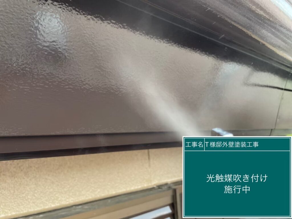 破風板に仕上げ材の光触媒プロテクトコーティング（クリスタルシーズンtg）を塗布します。