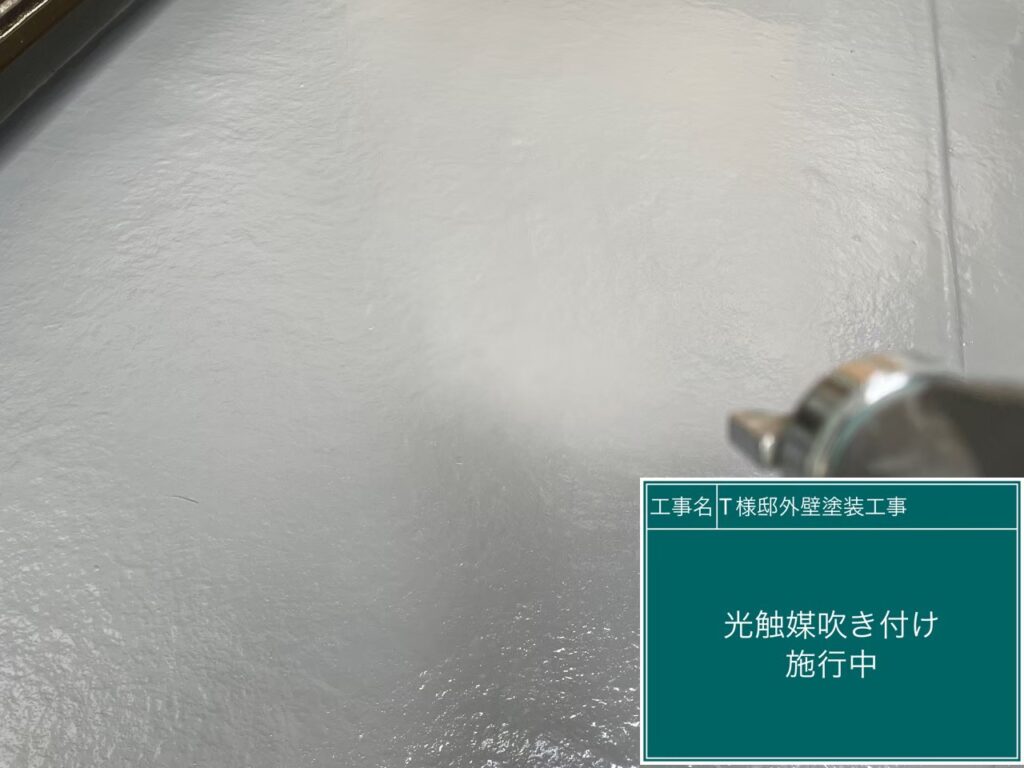 窓・窓周りに仕上げ材の光触媒プロテクトコーティング（クリスタルシーズンtg）を塗布します。