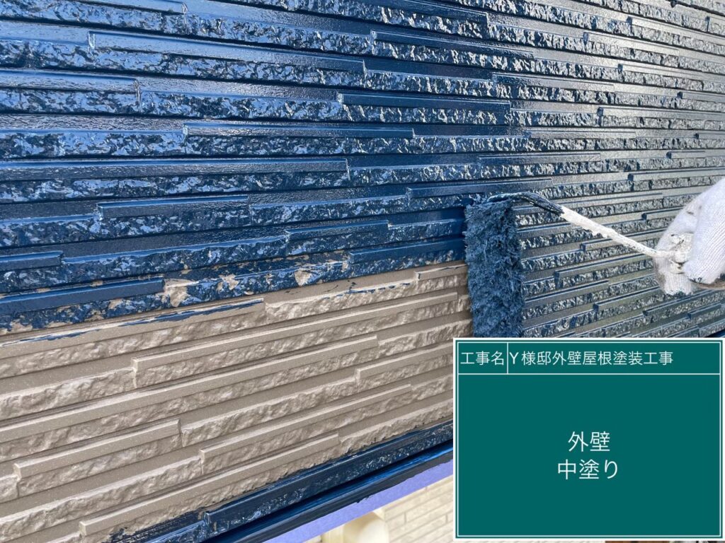 アクセント外壁の中塗りを行います