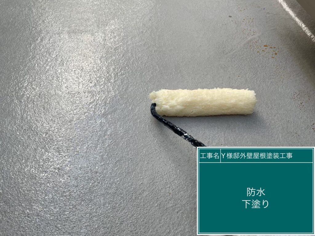 ベランダ床にウレアックスHG専用プライマーを塗布します。