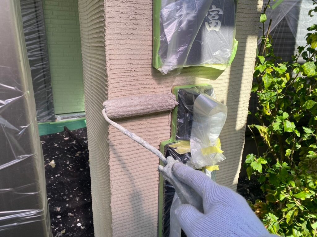 外塀の下塗りを行います