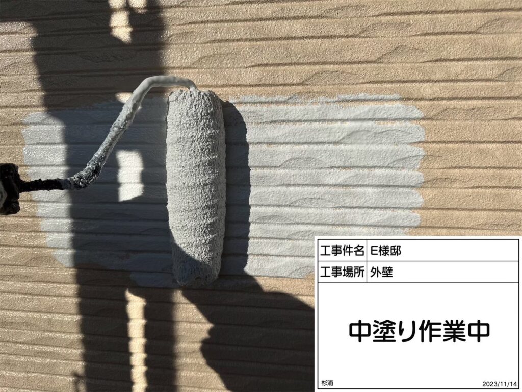 1F外壁の中塗りを行います
