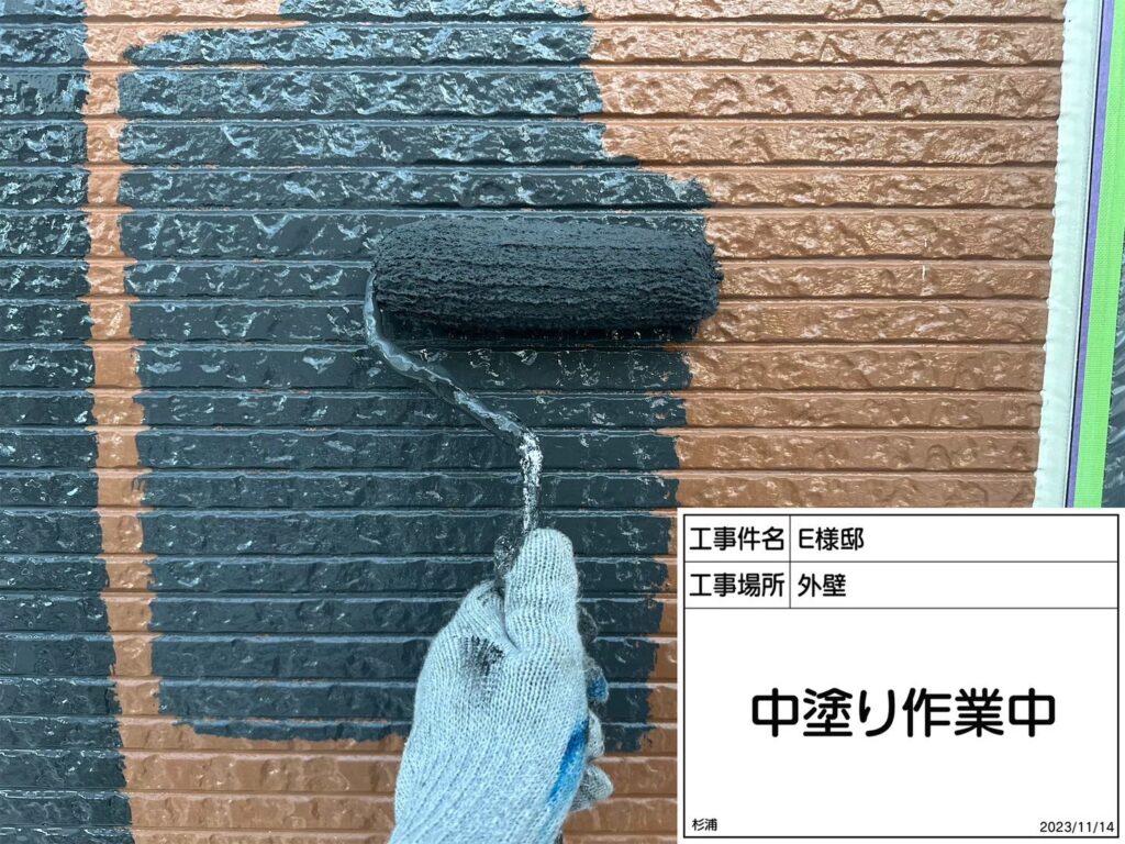 2F外壁の中塗りを行います