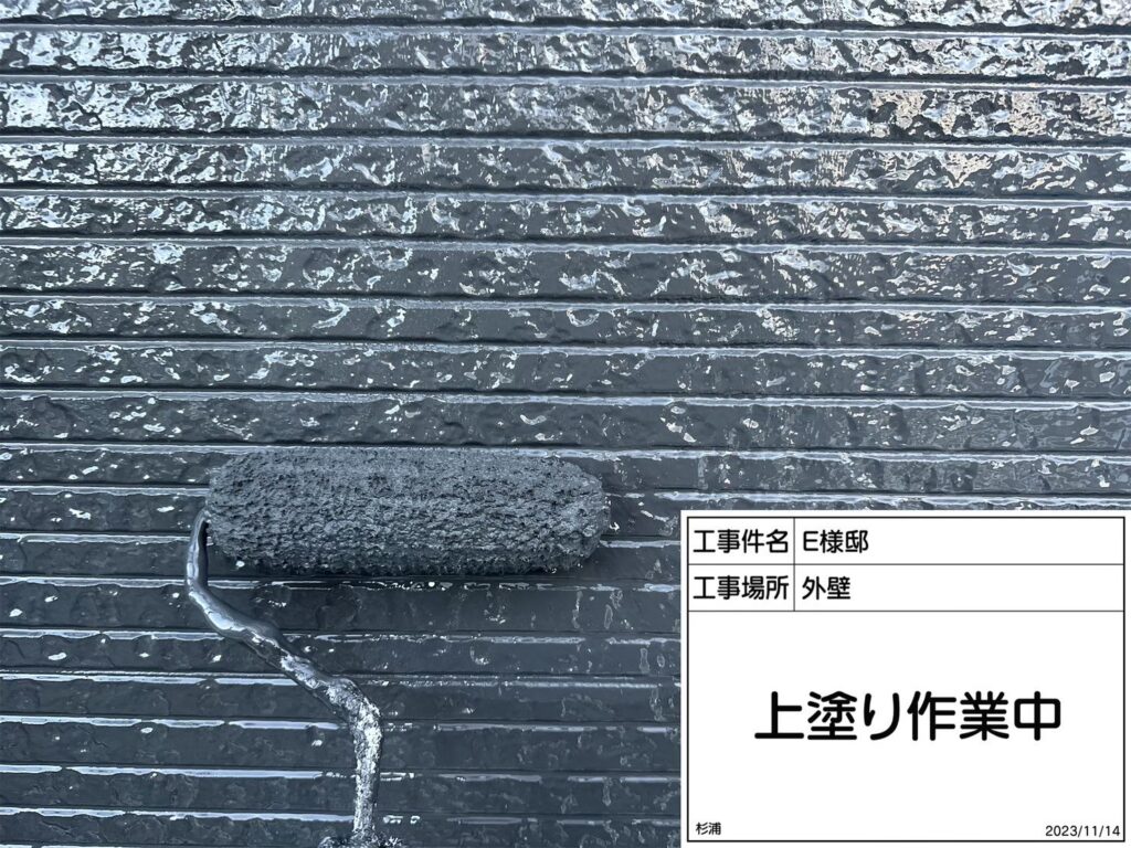 2F外壁の上塗りを行います