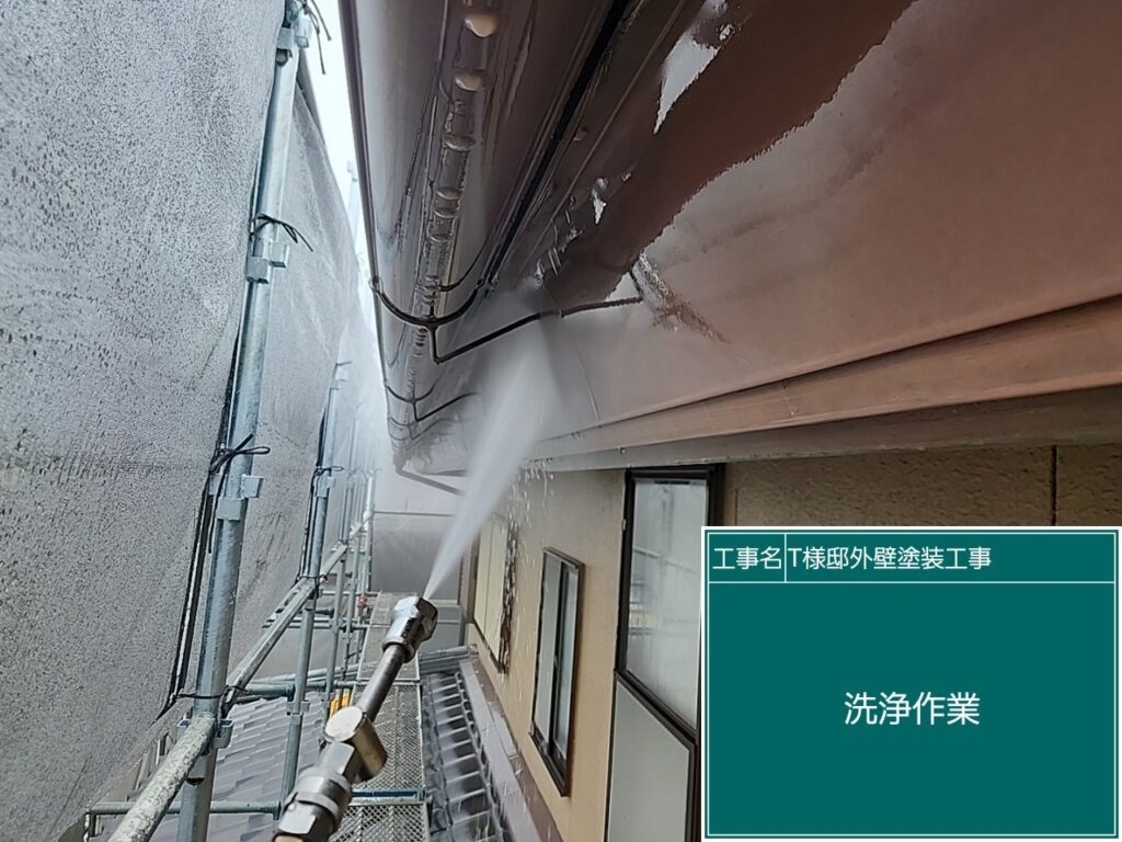 軒樋・破風板を高圧ジェット洗浄します。