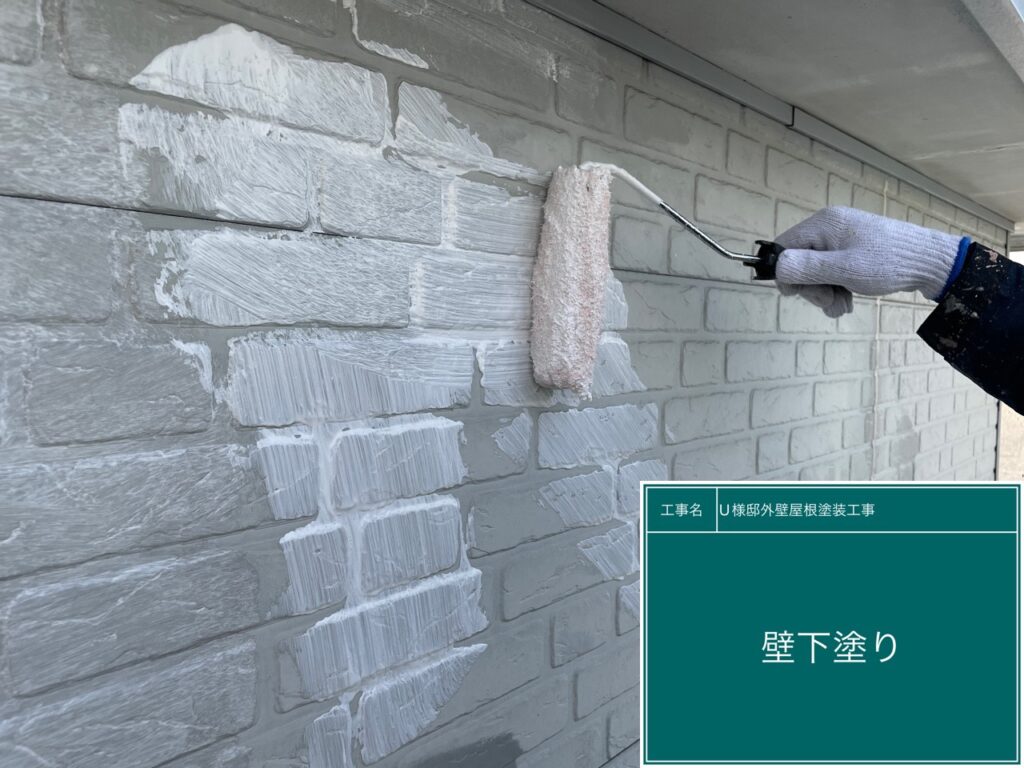 外壁の下塗りを行います