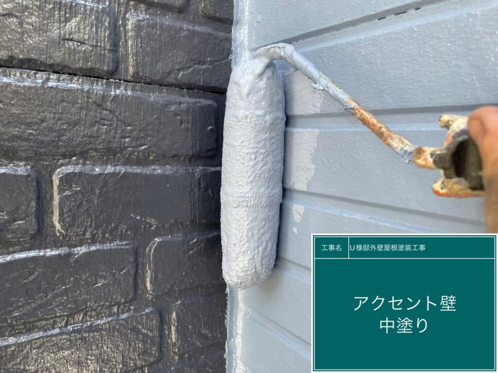 アクセント壁の中塗りを行います
