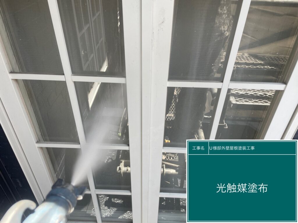 窓・窓周り部分に仕上げ材の光触媒プロテクトコーティング（クリスタルシーズンtg）を塗布します。