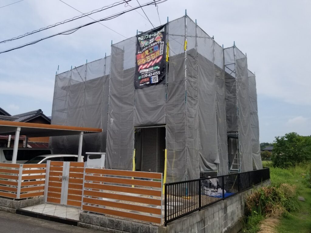 足場架け＆メッシュシート設置