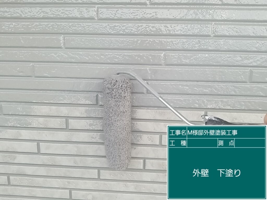 外壁の下塗りを行っています