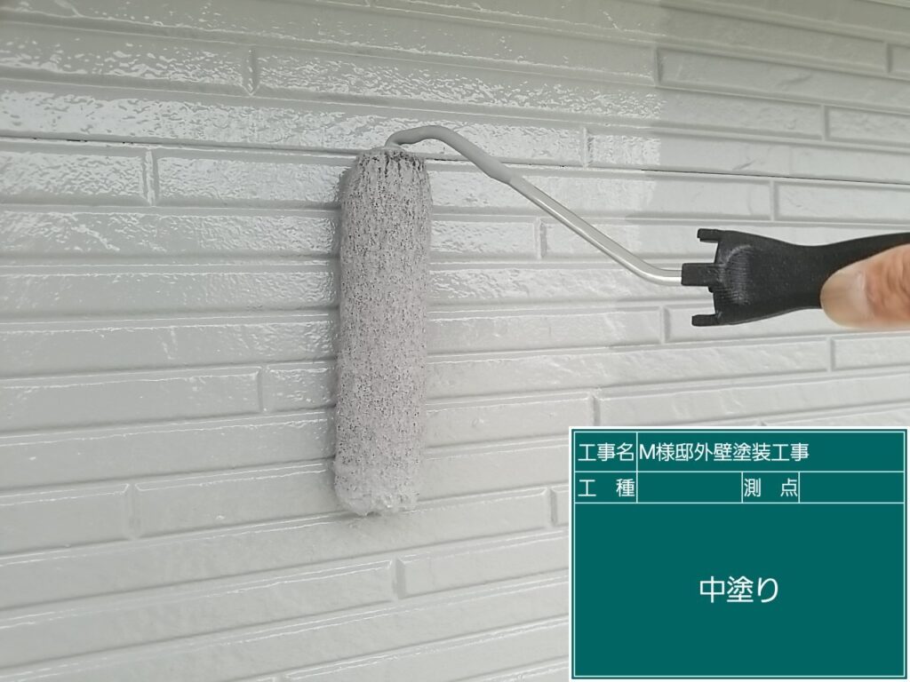 外壁の中塗りを行います