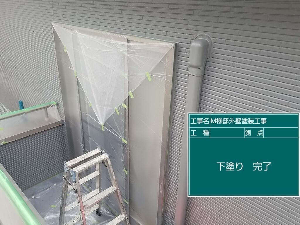 外壁の下塗り後です