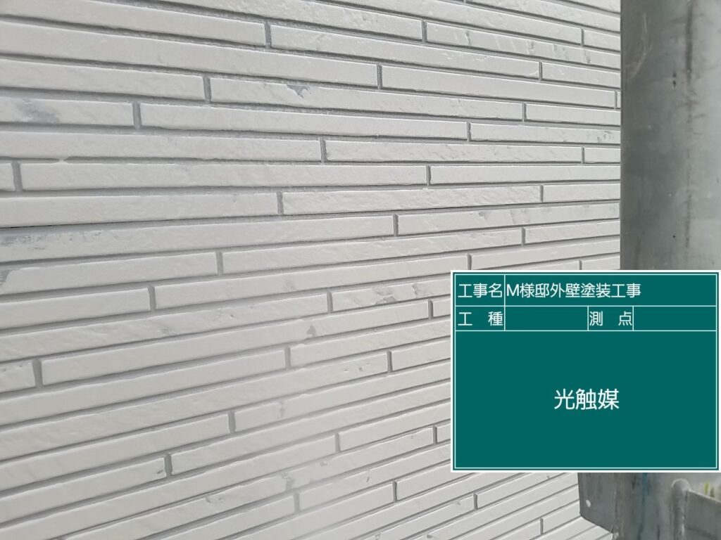 外壁にに仕上げ材の光触媒プロテクトコーティング（クリスタルシーズンtg）を塗布します
