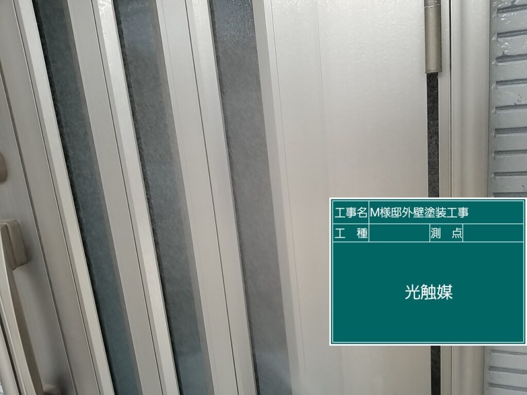 玄関ドアにに仕上げ材の光触媒プロテクトコーティング（クリスタルシーズンtg）を塗布します