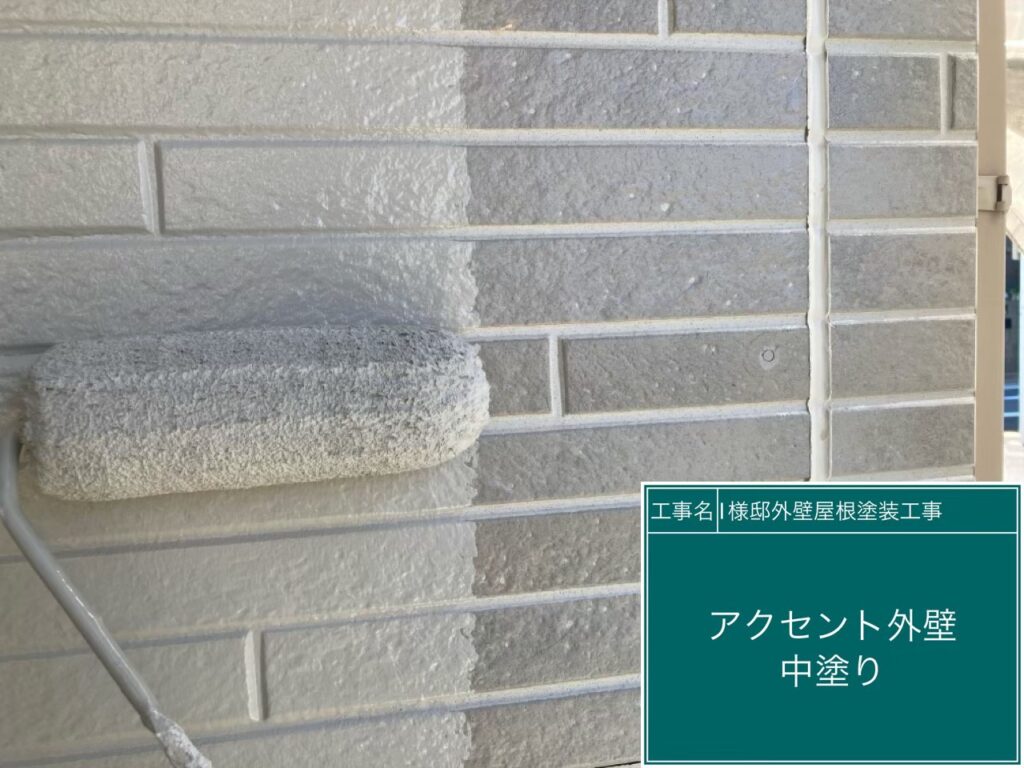 アクセント壁　中塗りを行います