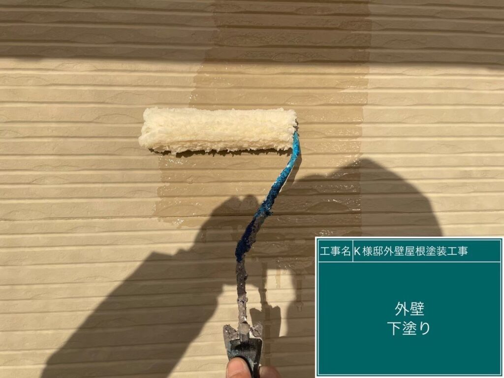 外壁の下塗りを行います