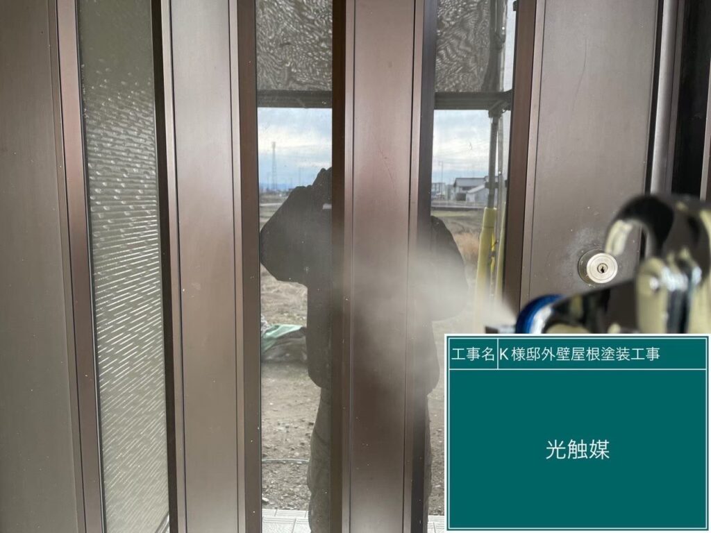 玄関扉に仕上げ材の光触媒プロテクトコーティング（クリスタルシーズンtg）を塗布します