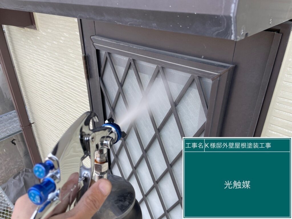 勝手口に仕上げ材の光触媒プロテクトコーティング（クリスタルシーズンtg）を塗布します