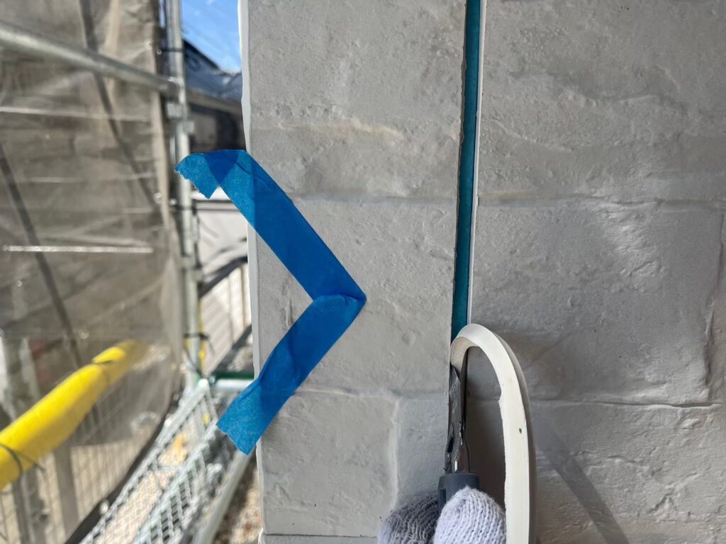 古いコーキングを切り取って、撤去します。