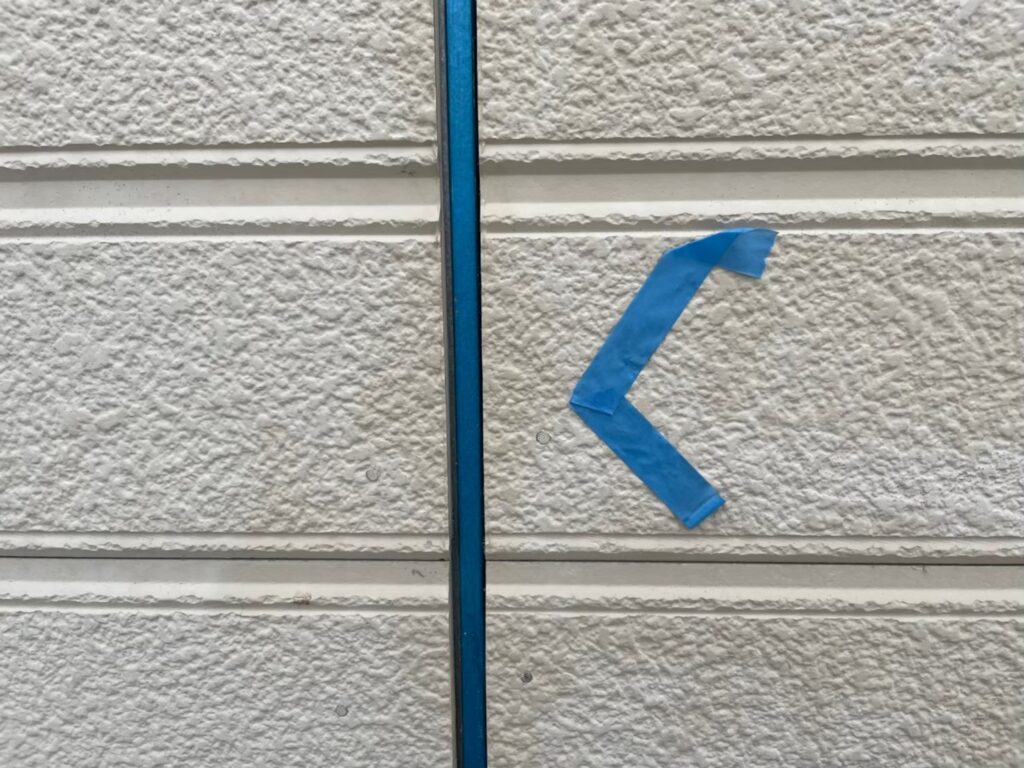 古い目地コーキングを撤去いたします。