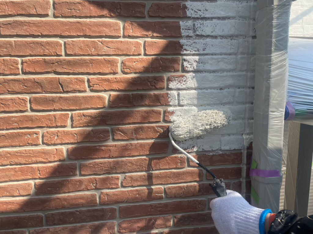 タイル調外壁の下塗りを行います。