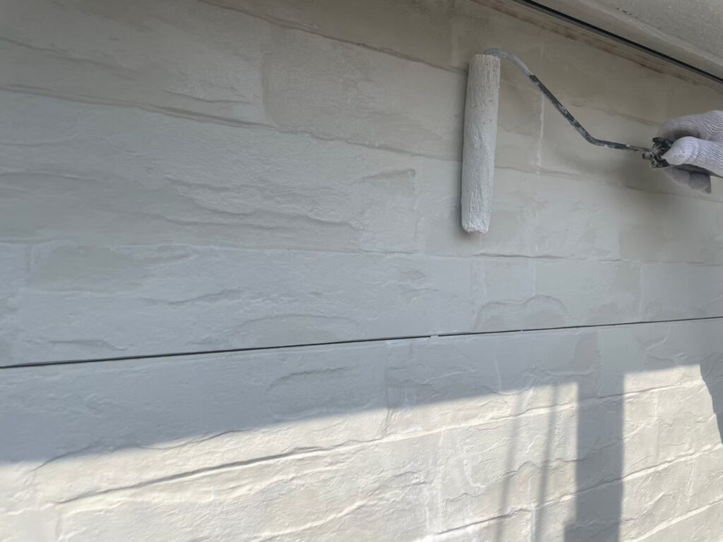 ベース外壁の下塗り中