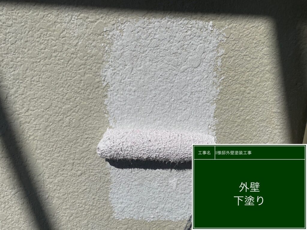 外壁の下塗りを行います。<br />
