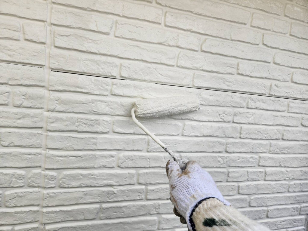 タイル調外壁の中塗りを行います。