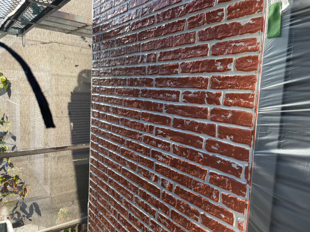 タイル調外壁の上塗り後です。