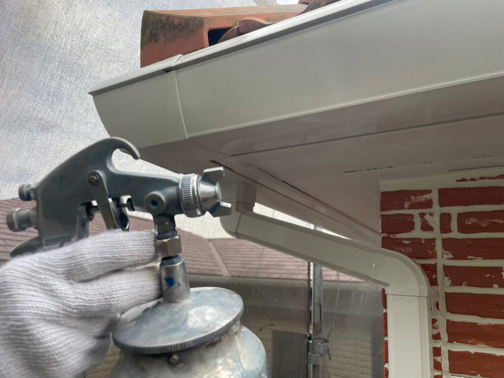 軒樋・破風板部分に仕上げ材の光触媒プロテクトコーティング（クリスタルシーズンtg）を塗布します。