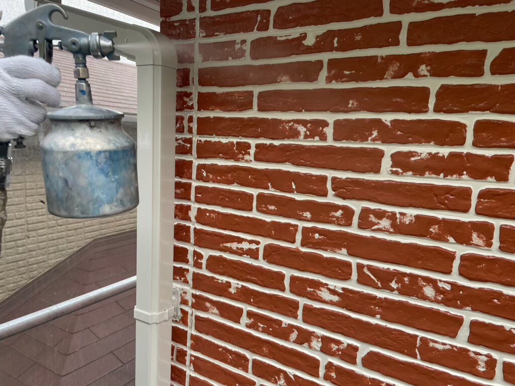 外壁部分に仕上げ材の光触媒プロテクトコーティング（クリスタルシーズンtg）を塗布します。