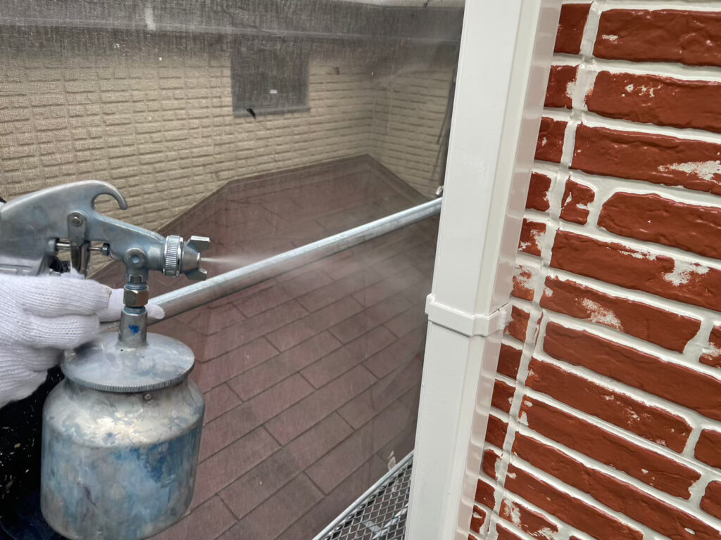 雨樋部分に仕上げ材の光触媒プロテクトコーティング（クリスタルシーズンtg）を塗布します。